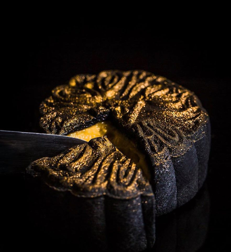 Phía dưới là lớp bánh ngọt rồi đến nhân sầu riêng xay nhuyễn. Trong cùng là lớp vỏ chocolate đen và bột nấm cục truffle. Ảnh: Getty