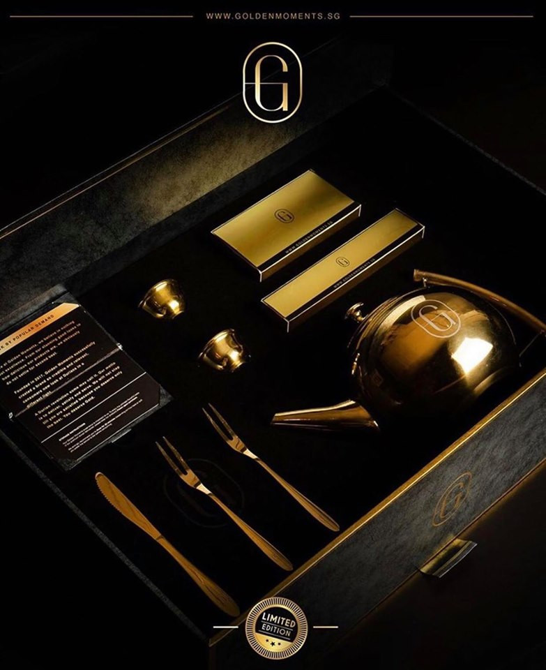 Nhắc đến bánh trung thu dát vàng không thể bỏ qua hộp bánh trung thu trị giá gần 15 triệu đồng (khoảng 630 USD) của Singapore. Hộp bánh trung thu dát vàng còn đi kèm với một ấm trà và đĩa bằng vàng. Ảnh: Getty