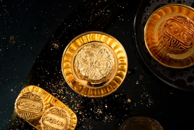 Năm ngoái, bánh trung thu dát vàng 24k của khách sạn Dolce by Wyndham Hanoi Golden Lake được bán với giá 6 triệu đồng/hộp. Ảnh: Dolce by Wyndham Hanoi Golden Lake