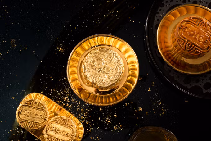 Năm ngoái, bánh trung thu dát vàng 24k của khách sạn Dolce by Wyndham Hanoi Golden Lake được bán với giá 6 triệu đồng/hộp. Ảnh: Dolce by Wyndham Hanoi Golden Lake
