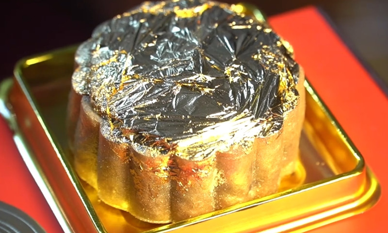 Những chiếc bánh trung thu dát vàng này có giá từ 1 triệu đến 1,5 triệu đồng. Ảnh chụp màn hình Dân trí