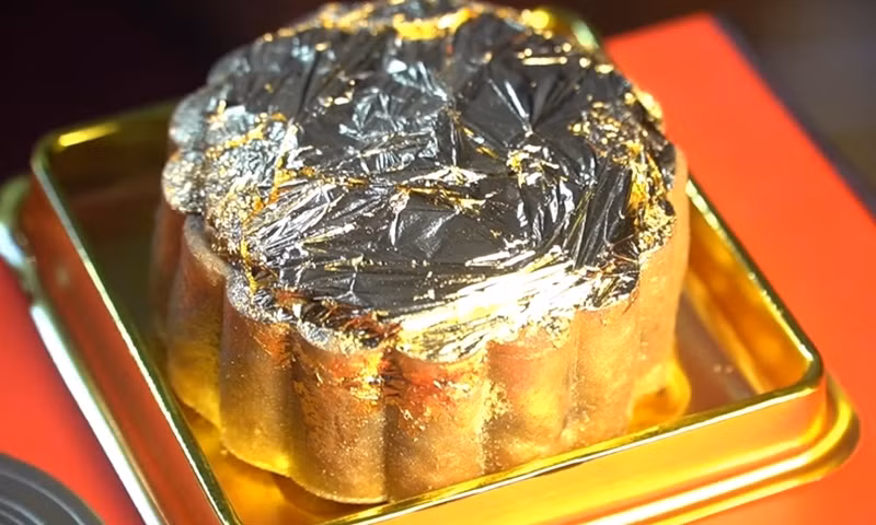 Những chiếc bánh trung thu dát vàng này có giá từ 1 triệu đến 1,5 triệu đồng. Ảnh chụp màn hình Dân trí