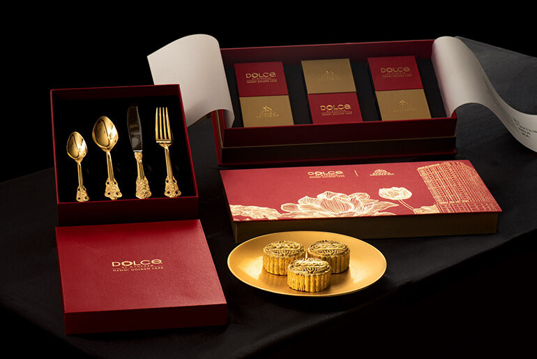 Bánh trung thu phủ vàng của 24K của Dolce by Wyndham Hanoi Golden Lake được làm từ nhiều nguyên liệu đặc biệt như đậu đỏ, khoai môn, sầu riêng... nhập khẩu 100% từ Hong Kong. Ảnh: Dolce by Wyndham Hanoi Golden Lake