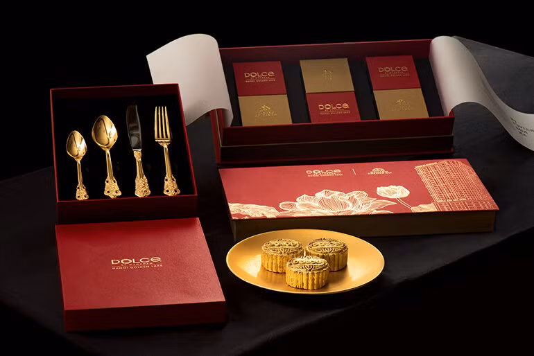 Bánh trung thu phủ vàng của 24K của Dolce by Wyndham Hanoi Golden Lake được làm từ nhiều nguyên liệu đặc biệt như đậu đỏ, khoai môn, sầu riêng... nhập khẩu 100% từ Hong Kong. Ảnh: Dolce by Wyndham Hanoi Golden Lake