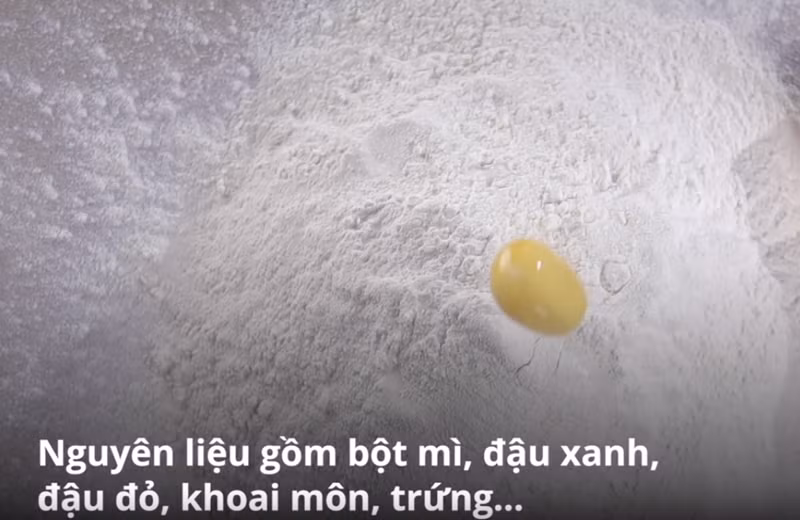Nguyên liệu làm ra bánh trung thu gồm có bột mì, đậu xanh, đậu đỏ, khoai môn, trứng... Ảnh chụp màn hình Dân trí