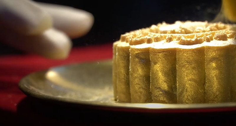 Vàng dát lên bánh là vàng 24k dành cho thực phẩm có giá 3,8 triệu đồng cho một xấp 10 lá. Ảnh chụp màn hình Dân trí