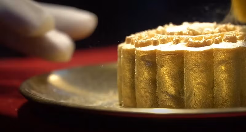 Vàng dát lên bánh là vàng 24k dành cho thực phẩm có giá 3,8 triệu đồng cho một xấp 10 lá. Ảnh chụp màn hình Dân trí