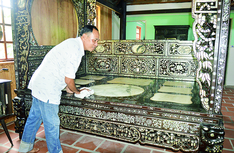 Chiếc giường quý từng được nhiều người trả giá gần 4 tỉ đồng nhưng anh Tuấn nhất quyết không bán. Ảnh: Báo Đồng Tháp