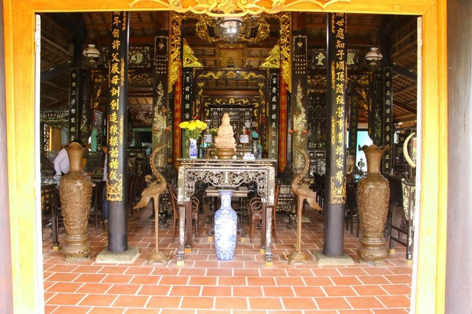 Đặc biệt, bên trong ngôi nhà hàng trăm tuổi này có nhiều món đồ cổ được anh Tuấn sưu tầm ở trong và ngoài tỉnh. Ảnh: Nlđ