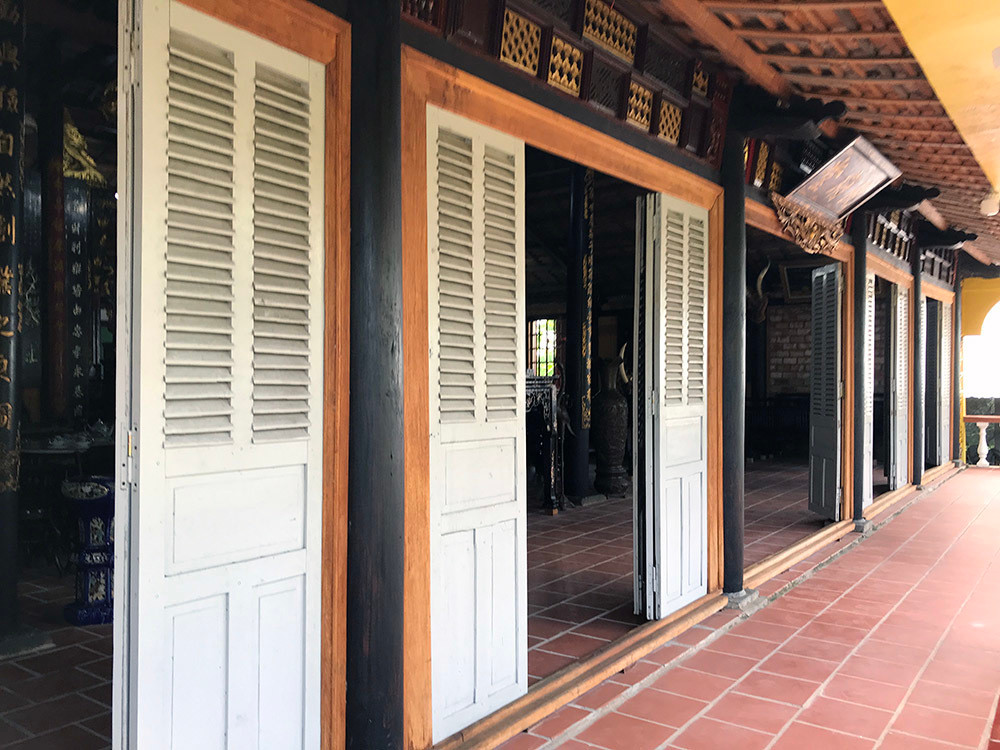 Toàn bộ kết cấu căn nhà đều bằng gỗ quý như: gõ, lim, căm xe, thao lao, cẩm lai, giáng hương... Ảnh: Vietnamnet