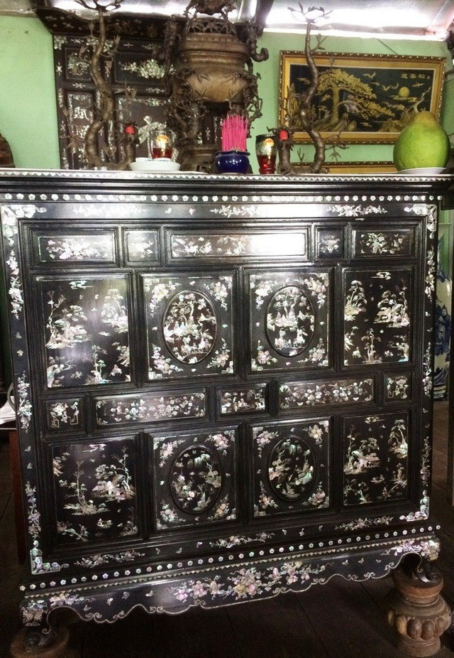 Tủ thờ xuất xứ từ miền Bắc. Ảnh: Dân trí