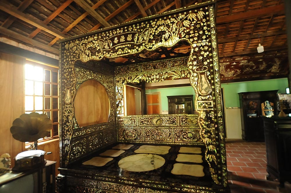 Đáng chú ý nhất là chiếc giường "độc đáo, lạ mắt" anh Tuấn mua với giá 1,8 tỷ đồng thời điểm năm 2012. Ảnh: Vietnamnet