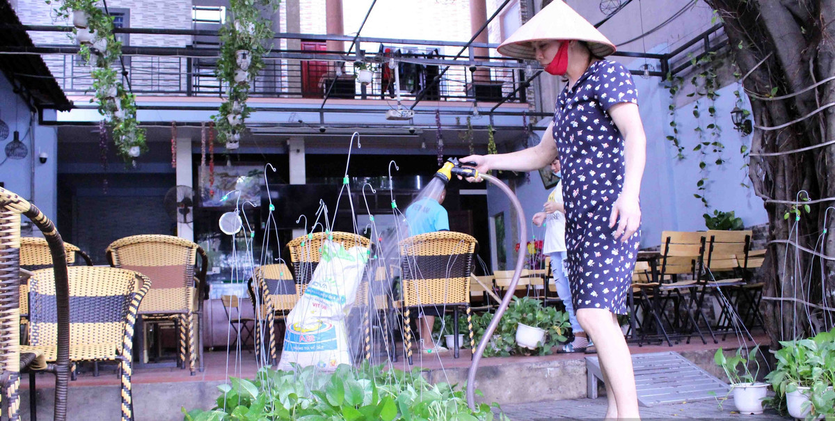 Những hôm có trận đấu của tuyển Việt Nam là quán đông nghẹt, náo nhiệt như ngày hội. Ảnh: Dân Việt