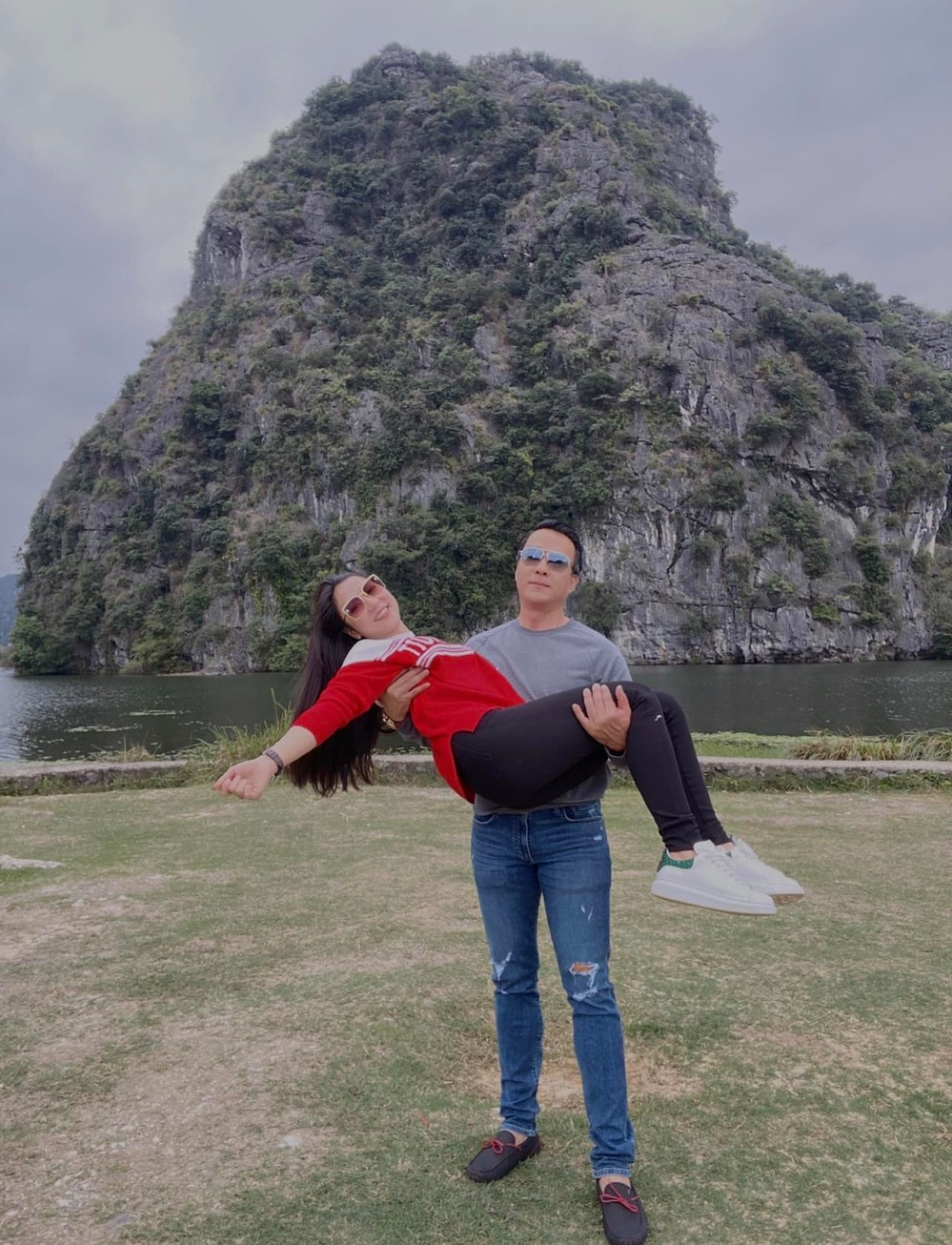 Bên cạnh công việc, doanh nhân Ngô Thắng còn theo sát từng hoạt động của bà xã. Khi Hà Thanh Xuân đi lưu diễn ở nước ngoài, nam doanh nhân cũng lập tức bay sang nước bạn để có thời gian ở cạnh vợ. Ảnh: FB Thang Ngo