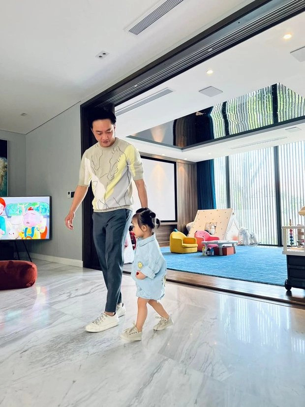 Suchin có thể cùng anh trai và bố "đua xe" ngay bên trong khu vực phòng khách.