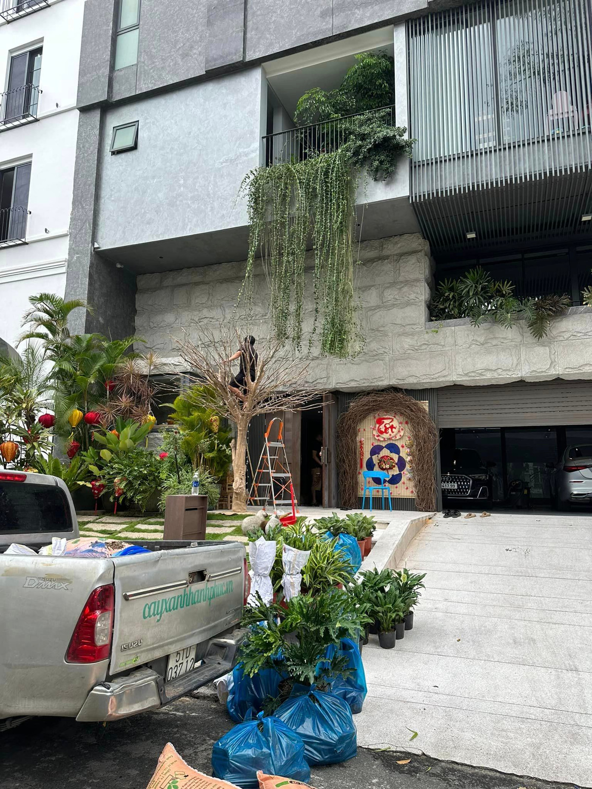 Sau khi kết hôn, Cường Đô La - Đàm Thu Trang sống trong ngôi biệt thự rộng rãi ở Quận 7, TP HCM. Ngôi nhà hoàn thiện vào năm 2019, trang bị đầy đủ tiện ích sinh hoạt cho gia đình.