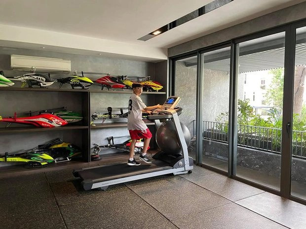 Trong nhà còn có phòng tập gym đầy đủ thiết bị phục vụ việc luyện tập thể thao.