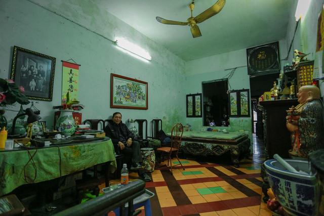 Với ông An, ngôi nhà giống như "vật báu" vô giá, nơi lưu giữ ký ức tuổi thơ và chứng kiến những thăng trầm của đại gia đình. Ảnh: Dân Việt