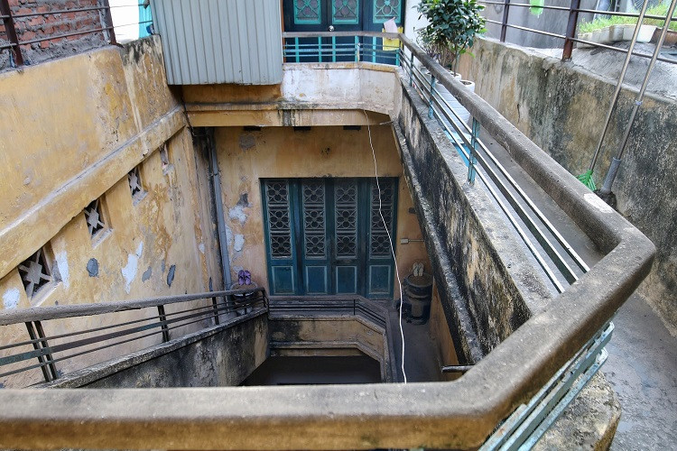 Lối kiến trúc đối xứng kiểu Pháp với cầu thang lộ thiên ở giữa giúp căn nhà luôn có ánh sáng vào cửa. Ảnh: Dân Việt