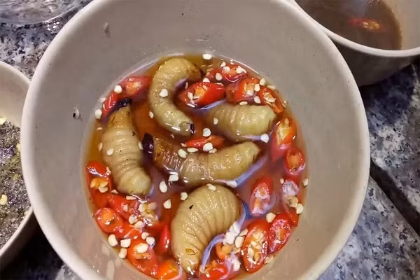 Trong đó, đuông dừa tắm mắm là món nhậu khoái khẩu của người dân miền Tây. Tuy nhiên, đặc sản này giờ khá hiếm và có giá cao ngất ngưởng. Ảnh: Facebook