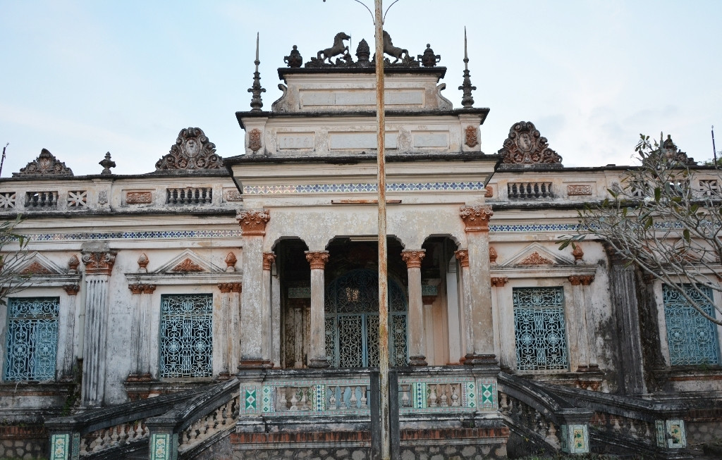 Nhà cổ Cầu Kè gồm ngôi nhà chính và một số công trình khác như: rào cổng, nhà sau, nhà kho... Ảnh: Congan