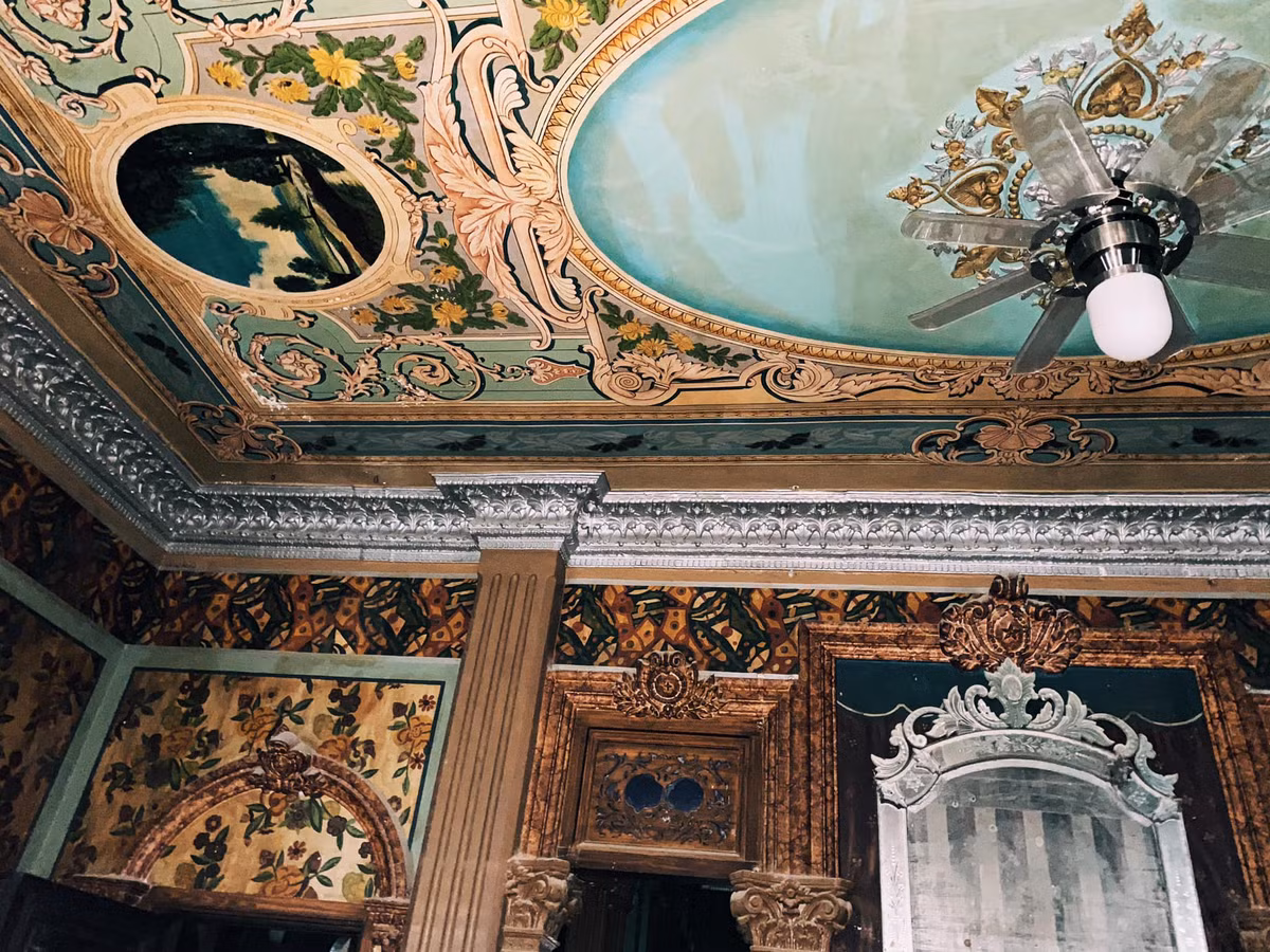 Vách và trần nhà được trang trí với nhiều họa tiết tinh xảo. Ảnh: Thamhiemmekong