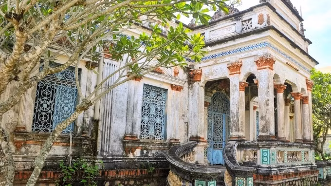 Tuy nhiên các vật dụng trong nhà cổ được bố trí theo phong cách thuần Việt và có sự giao thoa rõ nét giữa hiện đại và truyền thống. Ảnh: Thamhiemmekong