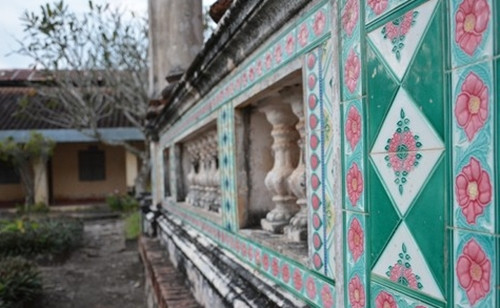 Đến nay, nhiều hạng mục công trình đã bị hư hại. Tuy nhiên, những miếng gạch men vẫn còn bền màu trước thời gian. Ảnh: Congan