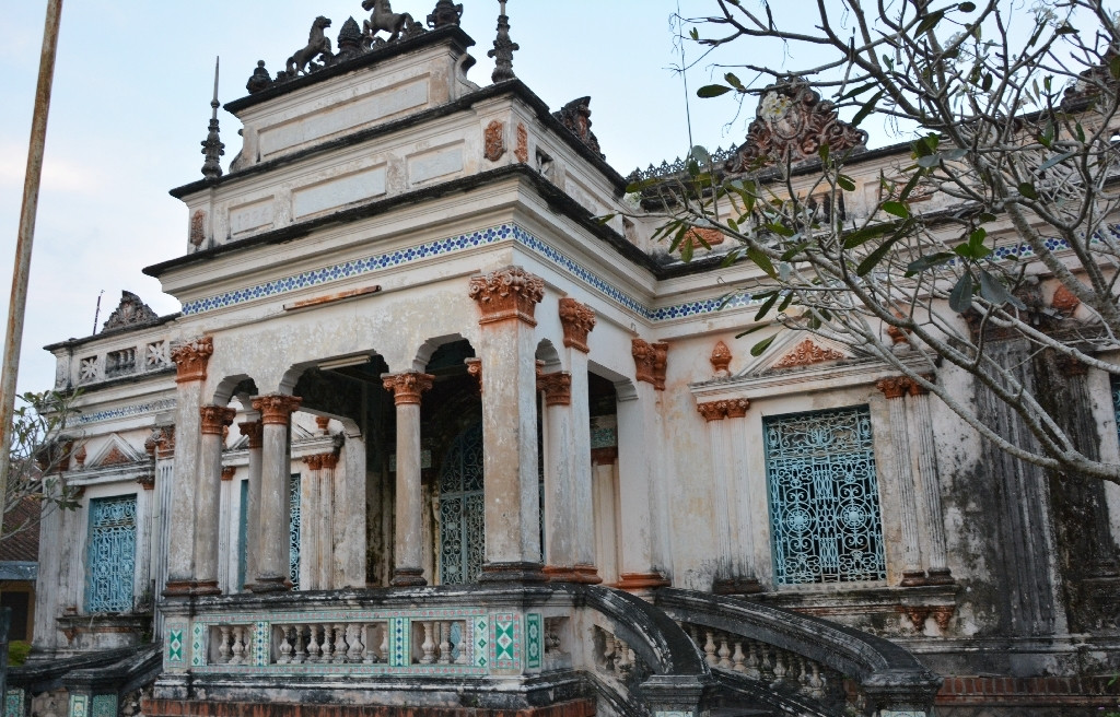 Căn nhà chính có hình chữ nhật, mái ngói lợp thành hai cấp, trên nóc nhà xây gạch với nhiều loại phù điêu khác nhau. Ảnh: Congan