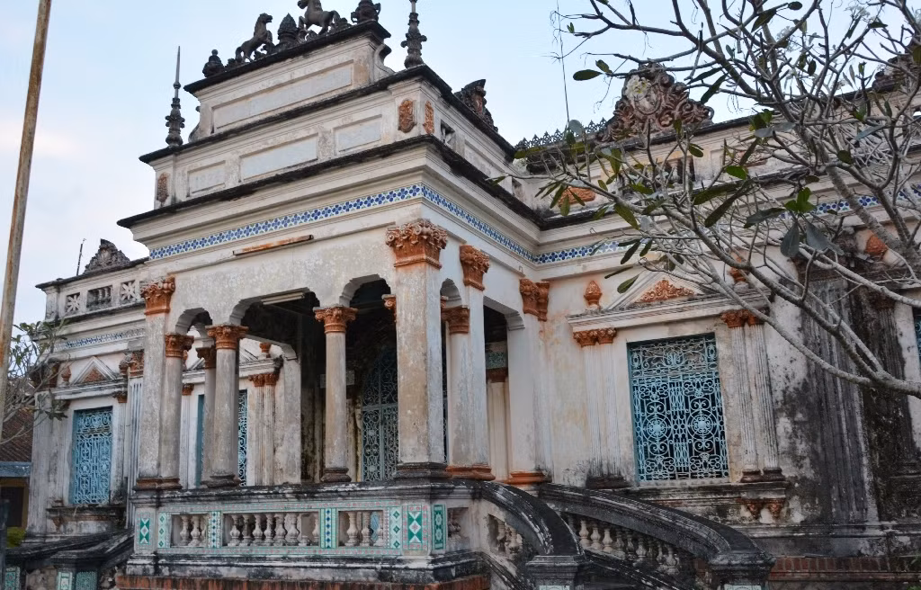 Căn nhà chính có hình chữ nhật, mái ngói lợp thành hai cấp, trên nóc nhà xây gạch với nhiều loại phù điêu khác nhau. Ảnh: Congan