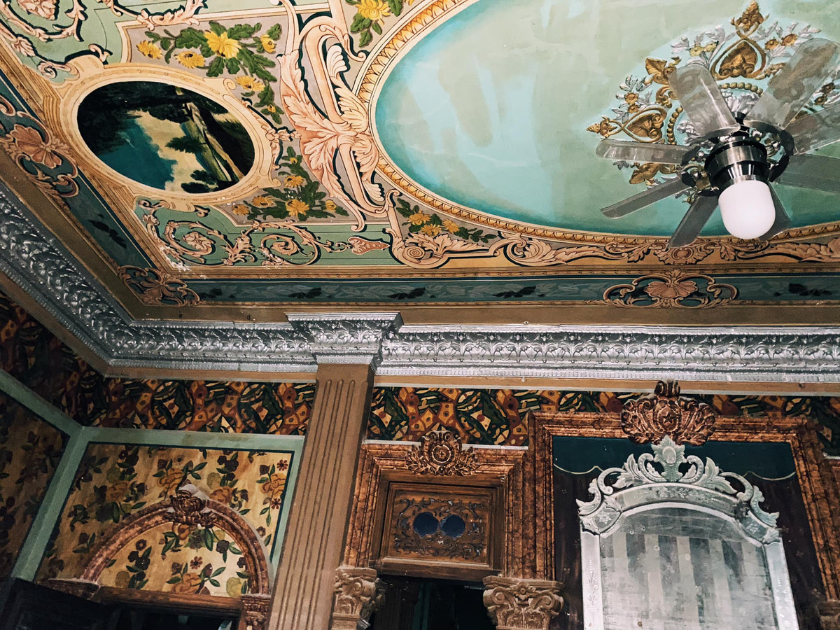 Vách và trần nhà được trang trí với nhiều họa tiết tinh xảo. Ảnh: Thamhiemmekong