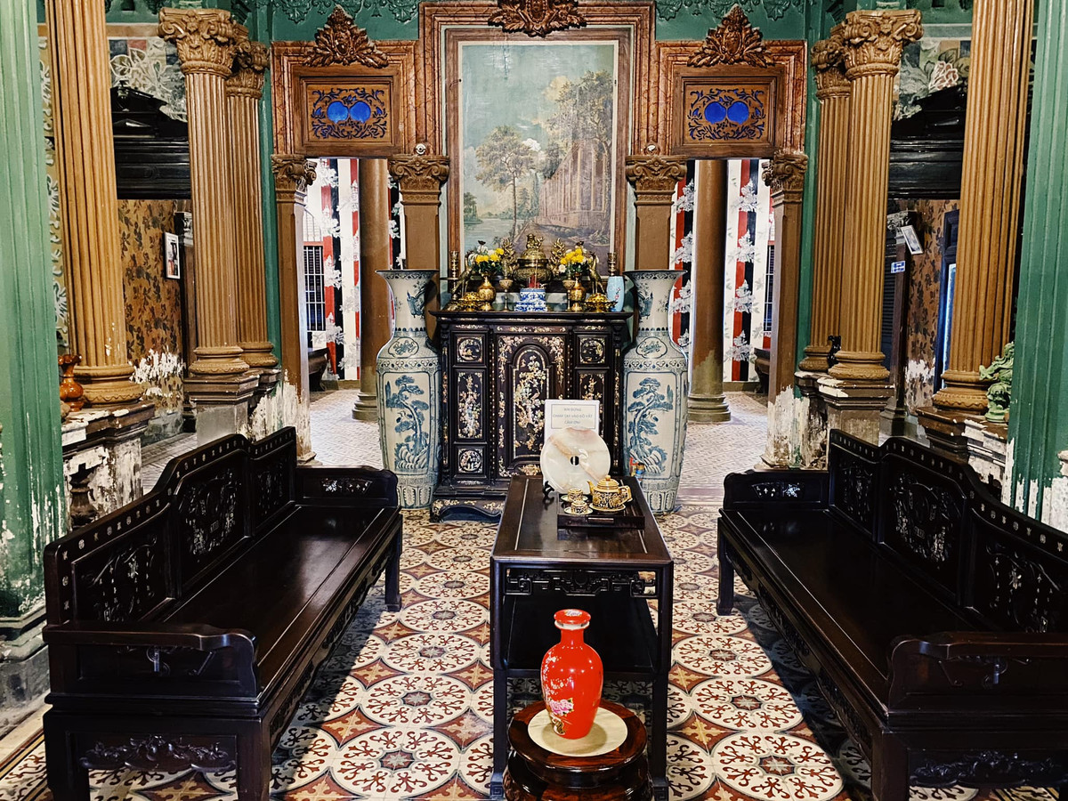 Nhà gồm 5 gian chia làm hai phần trước và sau kiểu “ngoại khách nội hưu” bên ngoài là phòng khách bên trong là phòng nghỉ. Nền nhà được lót gạch bông đa dạng hoạ tiết hoa văn. Ảnh: Thamhiemmekong