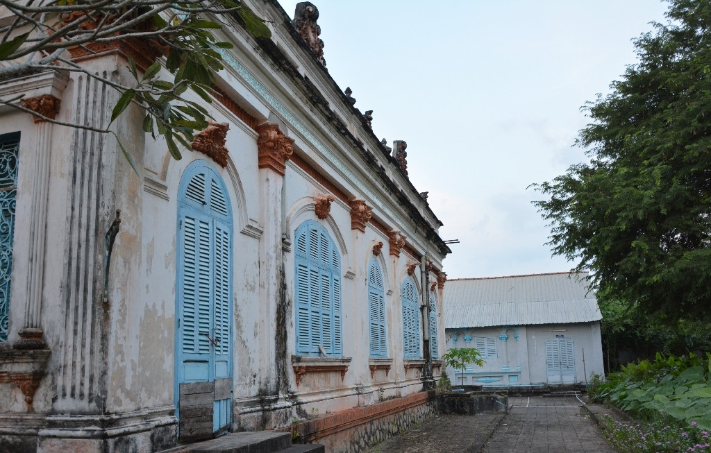 Nhà cổ Cầu Kè là một minh chứng cho lịch sử phát triển kiến trúc Việt Nam, là thời kỳ chuyển tiếp giữa kiến trúc truyền thống sang kiến trúc hiện đại. Ảnh: Congan