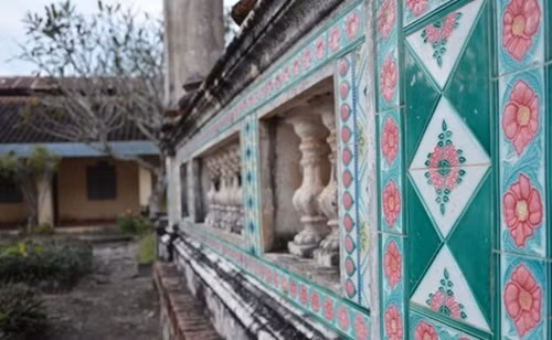 Đến nay, nhiều hạng mục công trình đã bị hư hại. Tuy nhiên, những miếng gạch men vẫn còn bền màu trước thời gian. Ảnh: Congan