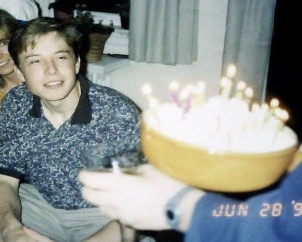 Ít ai biết, Elon Musk từng có một tuổi thơ không mấy bình yên khi bố mẹ ly hôn và từng bị bạn bắt nạt đến bị thương nặng. Những ám ảnh về tinh thần kéo dài mãi đến sau này và chỉ được giải tỏa khi ông biết đến máy tính và việc kinh doanh. Ảnh: Getty