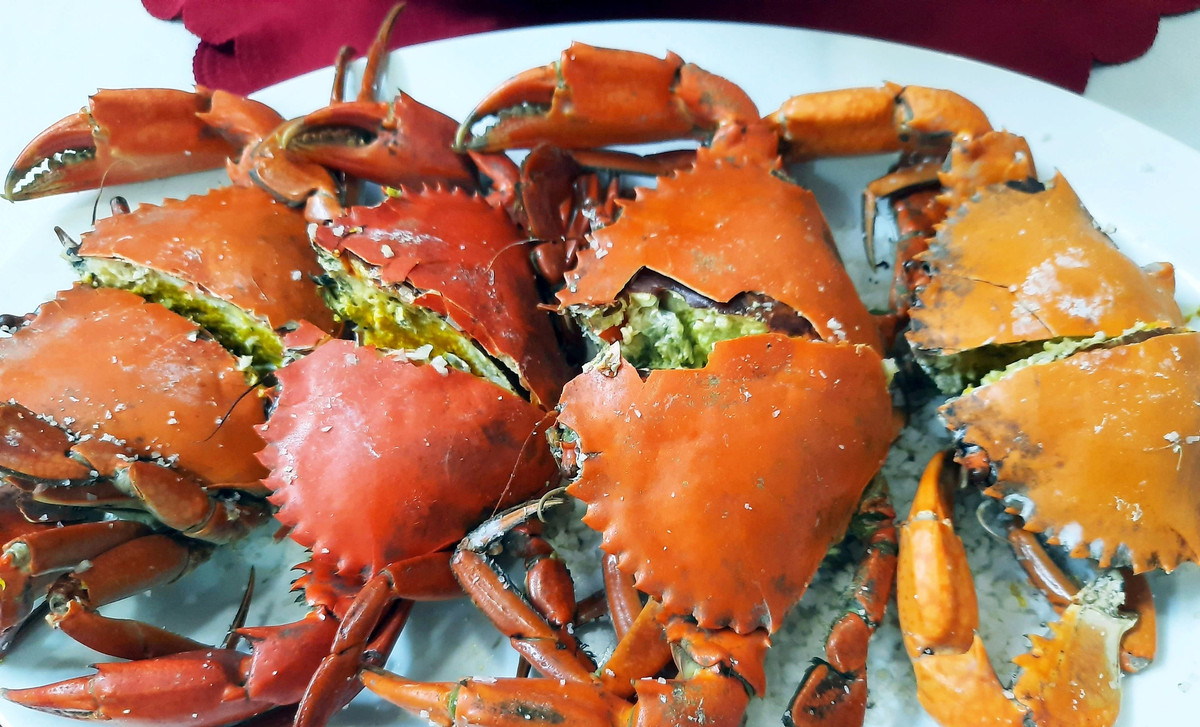 Thông thường, cua hai da có giá cao hơn cua gạch bình thường. Nhiều thời điểm, giá cua hai da lên đến hơn 1 triệu đồng/kg. Ảnh; Dân Việt