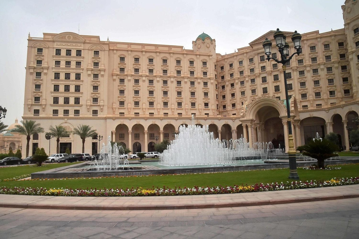 Cung điện Al Yamamah tráng lệ là nơi ở và văn phòng chính thức của Quốc vương Ả Rập Saudi. Cung điện có tới 1.000 phòng kèm các tiện nghi chưa từng có như rạp chiếu phim, sân chơi bowling và nhiều bể bơi... Ảnh: Getty