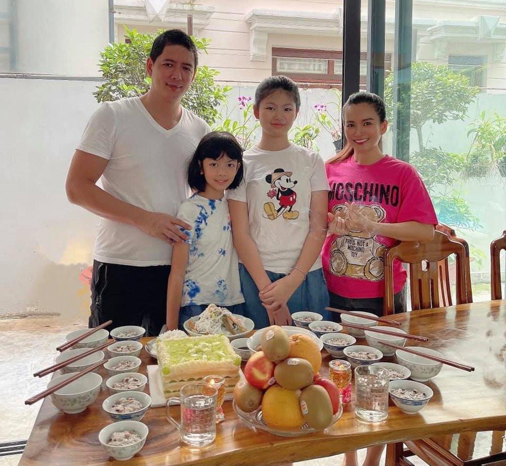 Năm 2016, gia đình siêu mẫu Bình Minh chính thức dọn đến một căn biệt thự khang trang, rộng rãi, đầy đủ tiện nghi và sang trọng. Ảnh: Internet