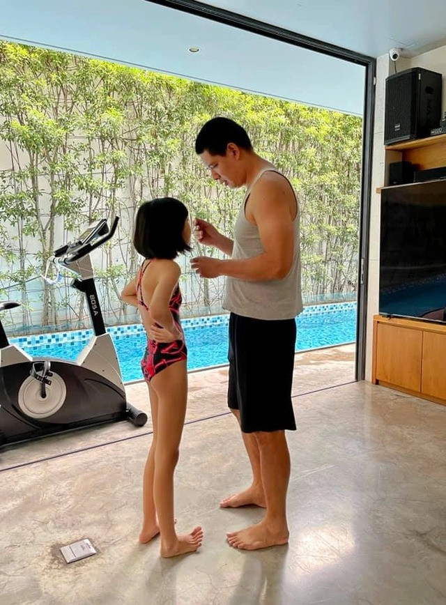 Bể bơi chạy dọc ngôi nhà. Ảnh: FBNV