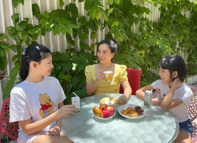 Góc sân vườn có bàn tiệc trà chiều giúp cả gia đình thư giãn. Ảnh: FBNV