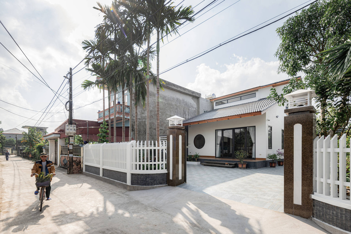 Được xây dựng trên tổng diện tích đất 250m2 giữa vùng quê Thái Bình, Konnichiwa House được thiết kế theo phong cách Nhật và chỉ dành ra 150m2 cho ngôi nhà, còn lại là sân vườn.