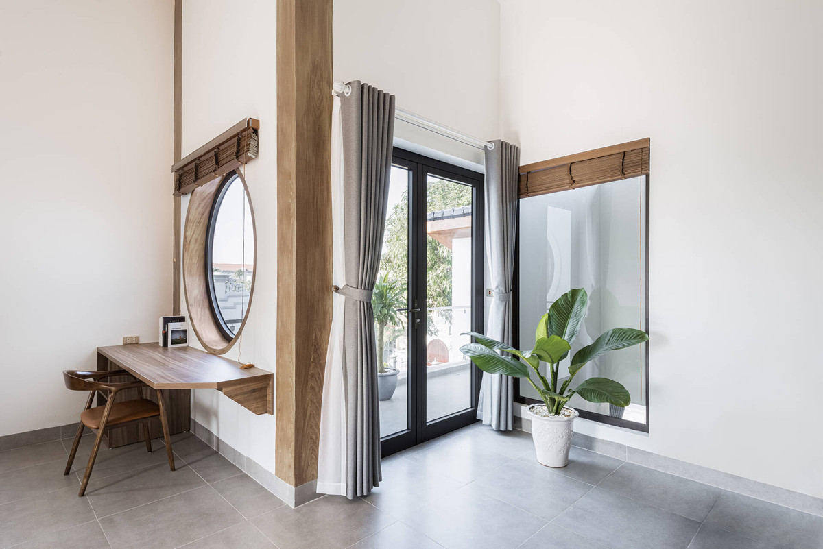 Ánh sáng, cây xanh xuất hiện dày đặc bên trong ngôi nhà. Nguồn ảnh: Combohome