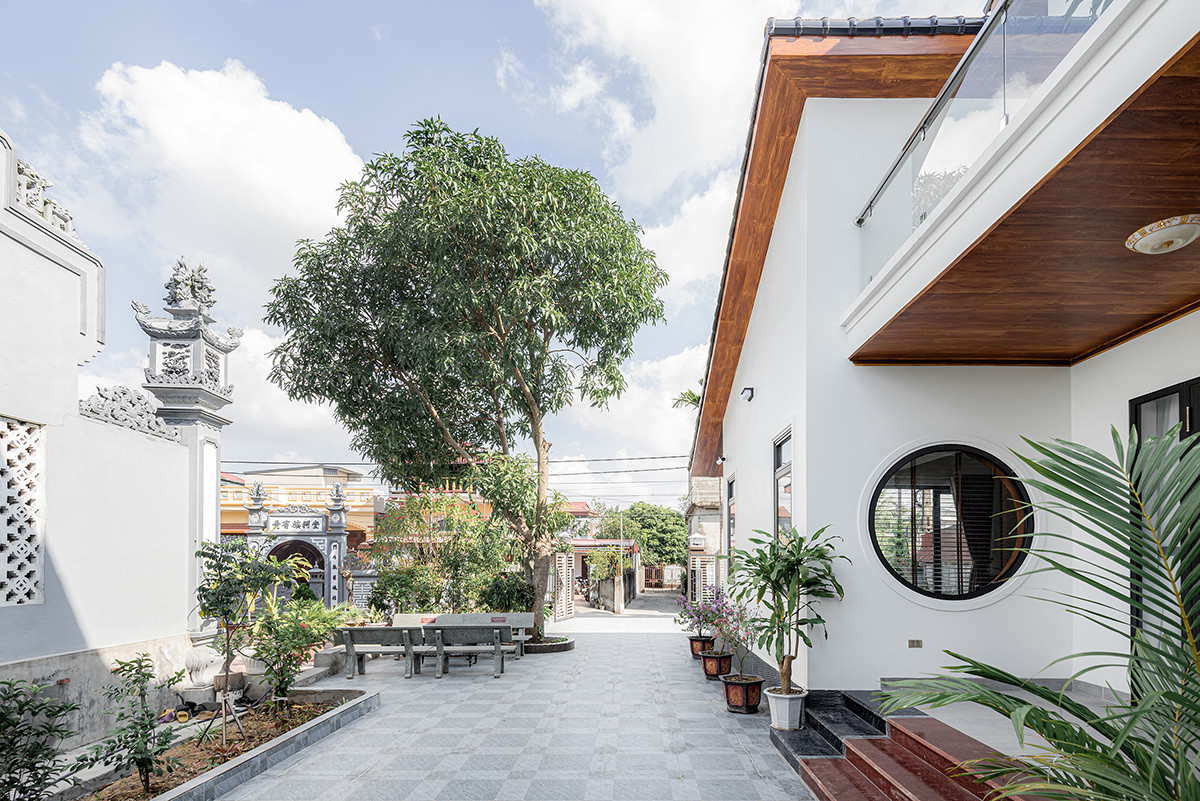 Ngày nay, những ngôi nhà “hè mát, đông ấm” không còn nhiều, khiến gia chủ bị phụ thuộc vào đồ gia dụng, điện năng. Để giải quyết tình trạng này, kiến trúc sư áp dụng phong cách Nhật Bản hiện đại, có nhiều cửa sổ cho căn nhà.