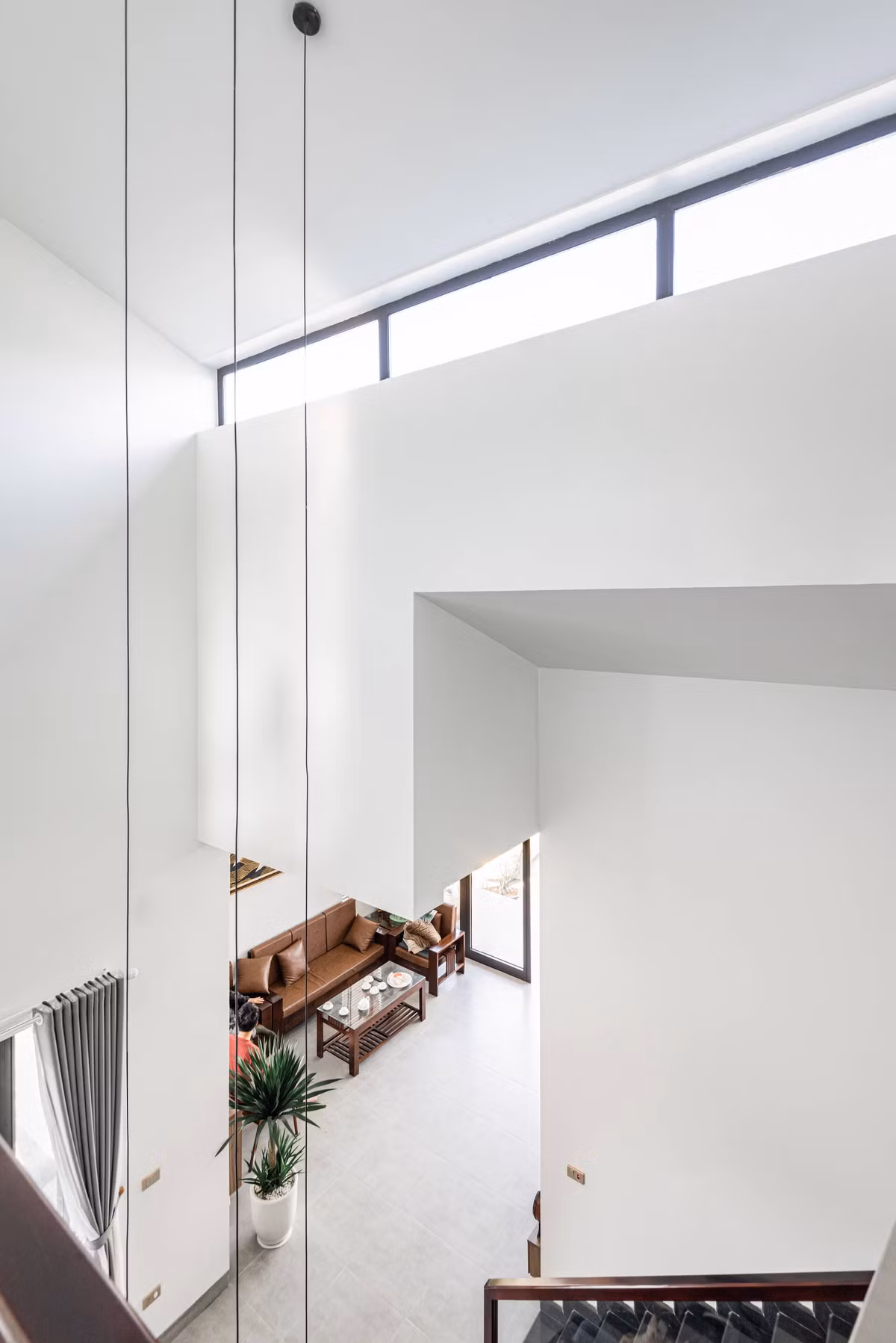 Giếng trời xuyên suốt giúp ánh sáng len lỏi vào từng ngóc ngách của ngôi nhà.