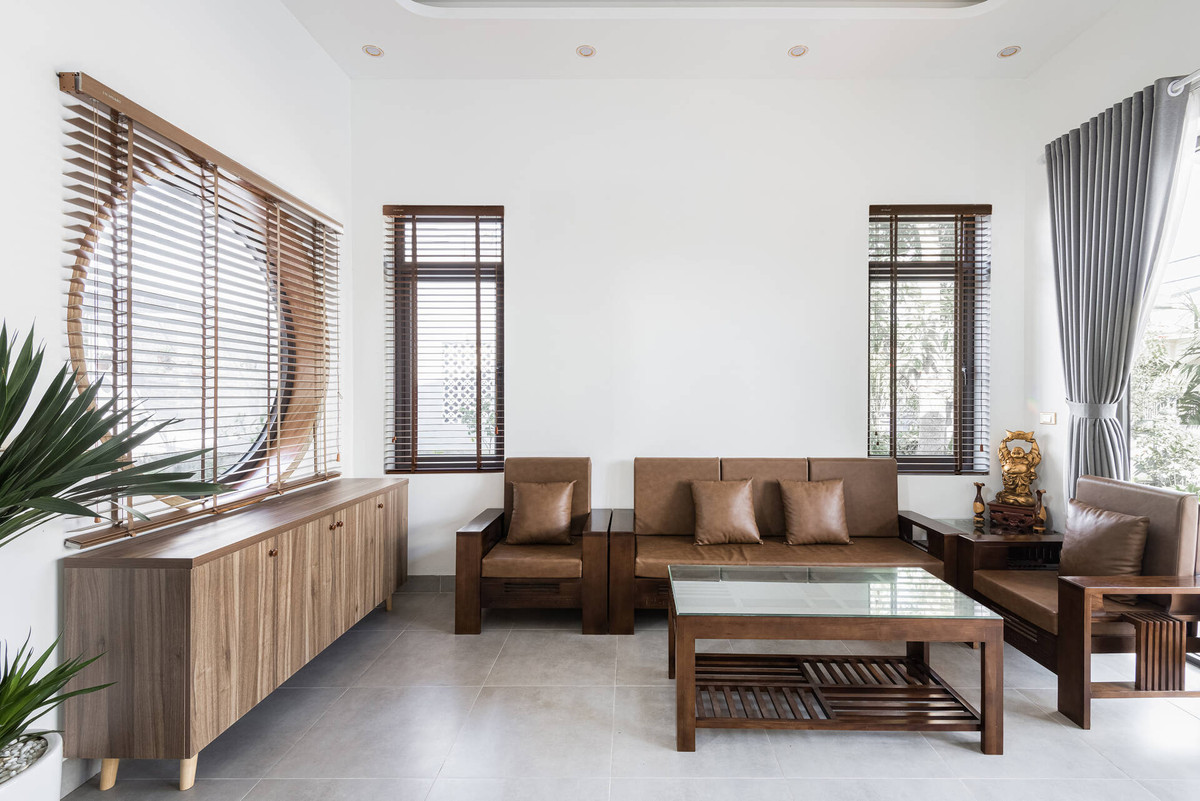 Những ô cửa tròn xuất hiện ở nhiều nơi từ phòng khách lên đến hai phòng ngủ giúp công trình có những không gian mềm mại.