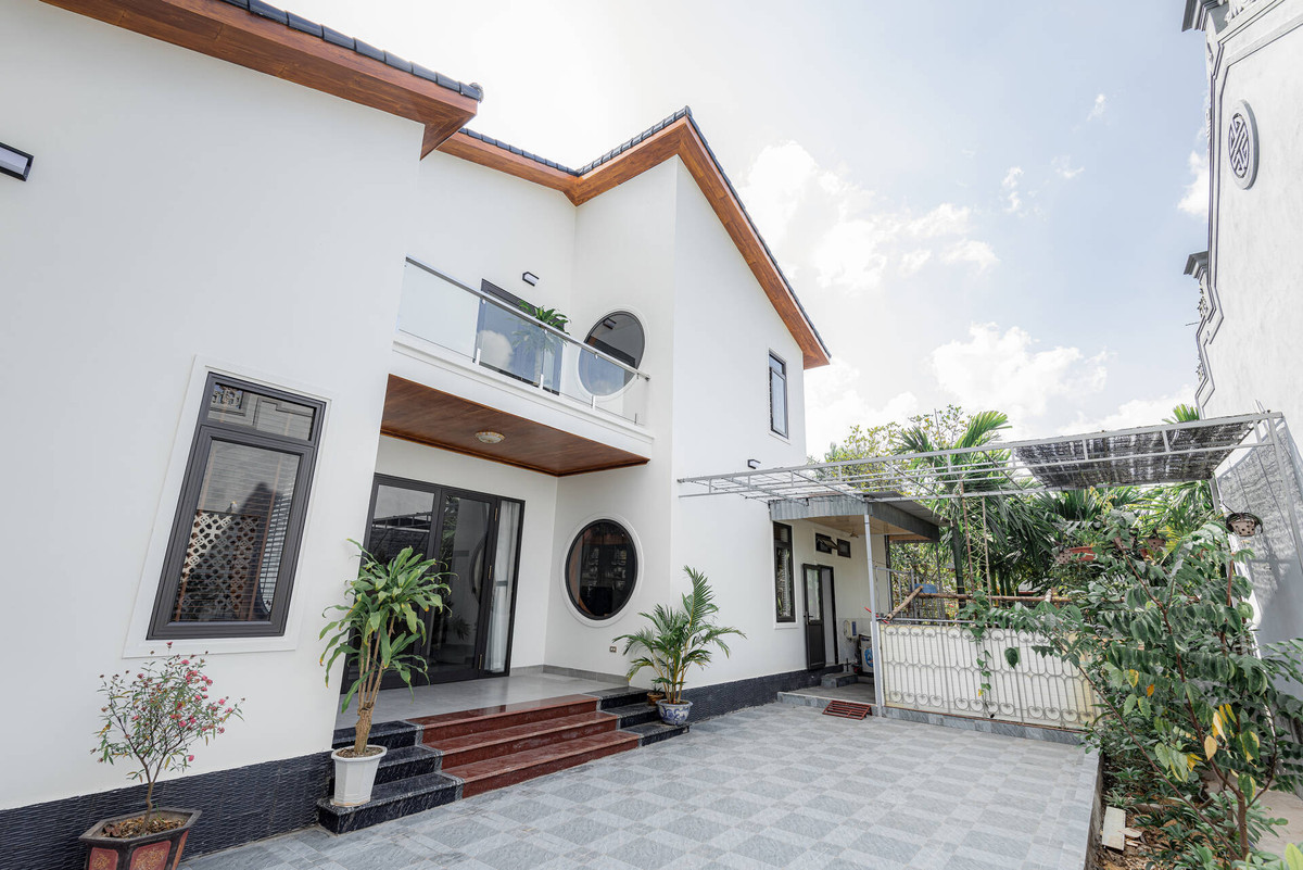 Dù mang phong cách Nhật Bản hiện đại song ngôi nhà 1,5 tầng vẫn có những đường nét thiết kế truyền thống.