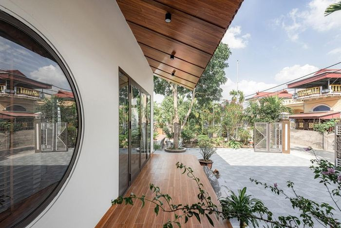 Một điểm thú vị nữa là hiên nhà sâu 2 mét trở thành nơi thưởng trà lý tưởng.