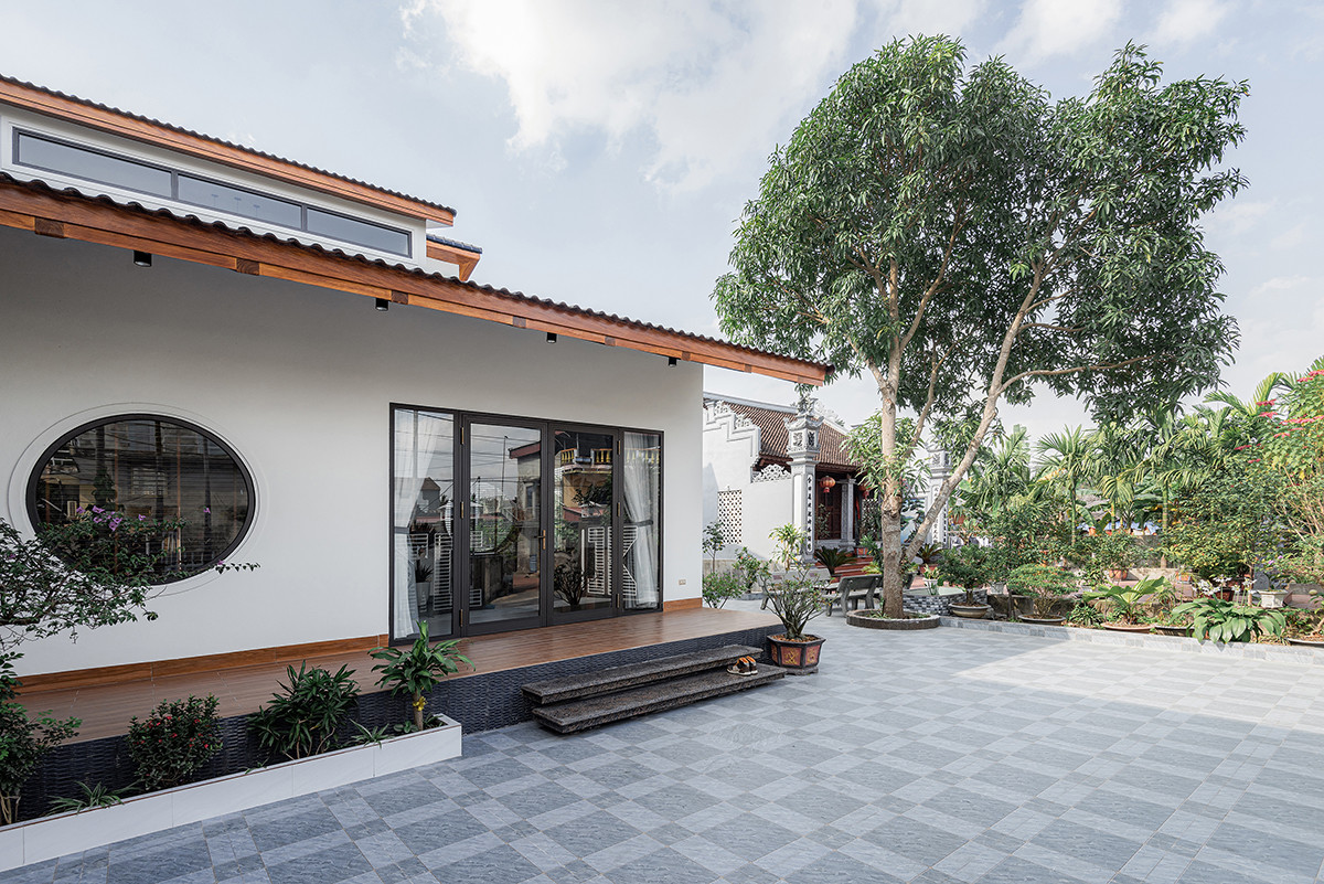 Sân rộng không chỉ để trồng cây, đỗ xe, nơi vui chơi cho trẻ mà còn là khoảng đệm giúp hạn chế tiếng ồn và khói bụi vào nhà.