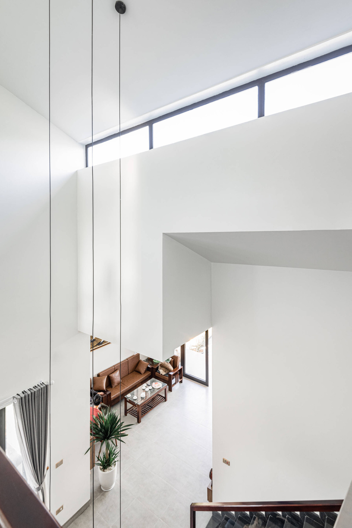 Giếng trời xuyên suốt giúp ánh sáng len lỏi vào từng ngóc ngách của ngôi nhà.