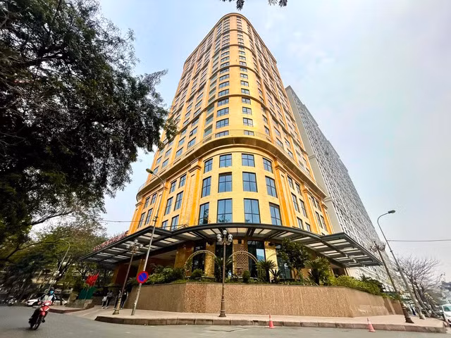 Khách sạn Dolce by Wyndham Hanoi Golden Lake toạ lạc tại Giảng Võ (Hà Nội) khiến người đi đường phải ngước nhìn bởi được dát vàng từ trong ra ngoài. Ảnh: Đời sống pháp luật